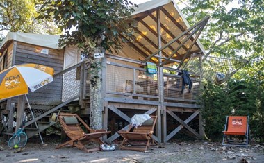 Luxe lodgetent op stelten met badkamer Luxe lodgetent op stelten met badkamer