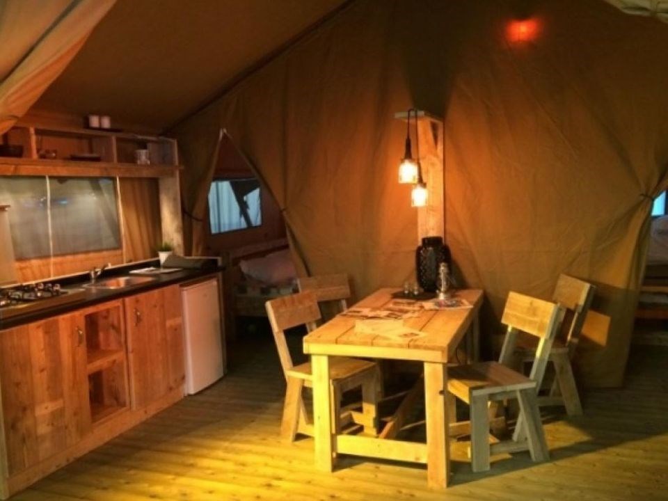 Glamping op Corsica in een lodgetent met badkamer
