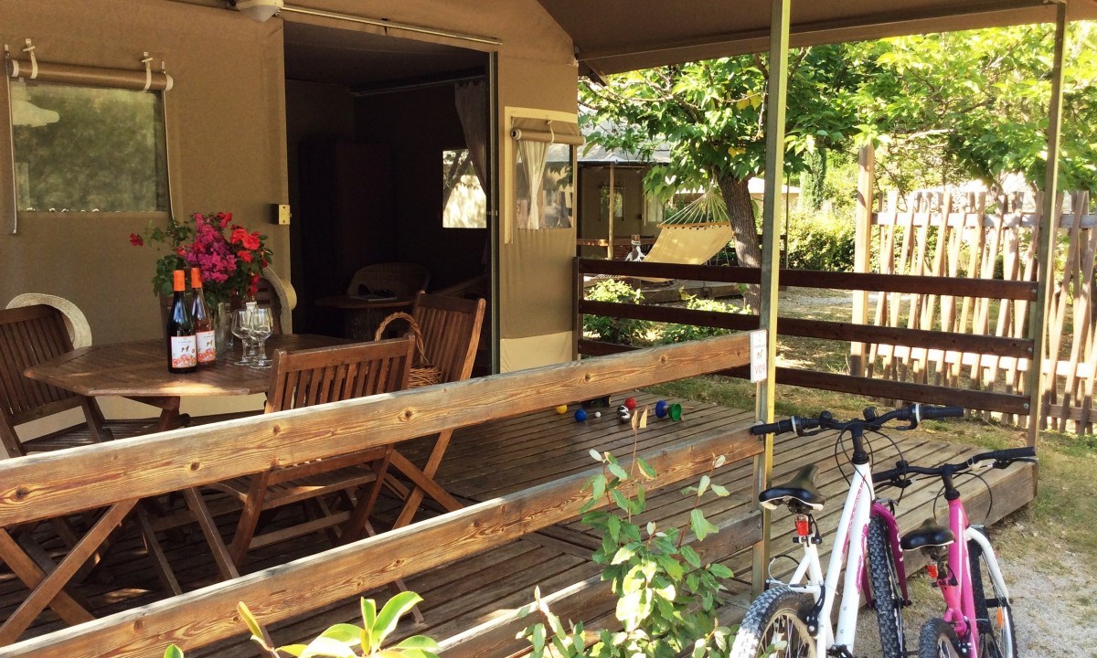 Lodgetent met badkamer in zuid Frankrijk