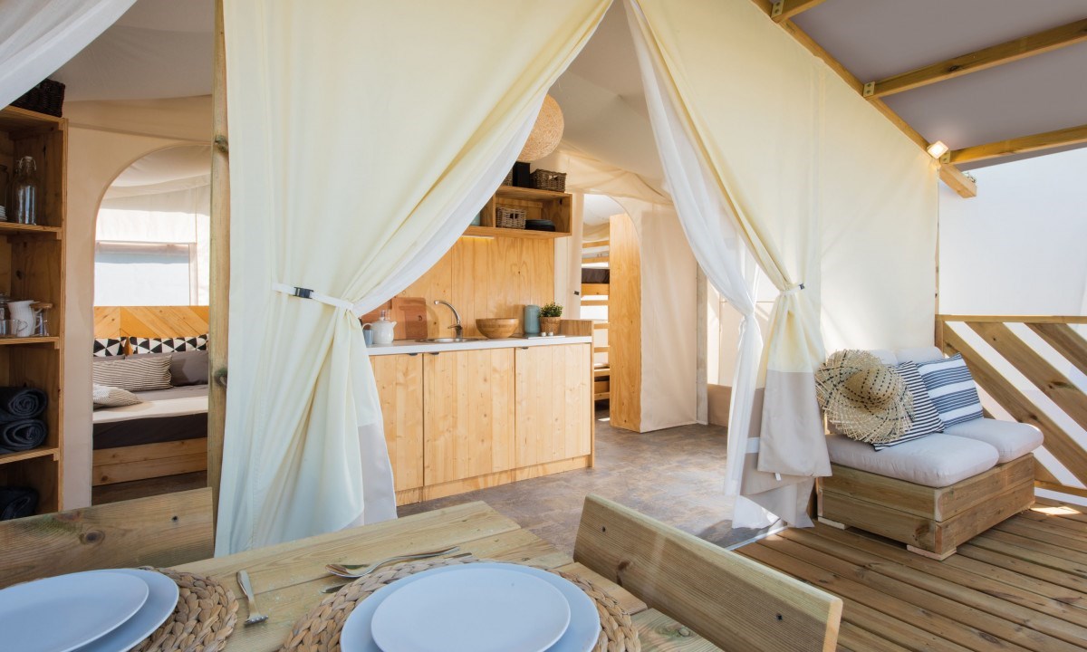 Lodgetent aan zee met je eigen badkamer