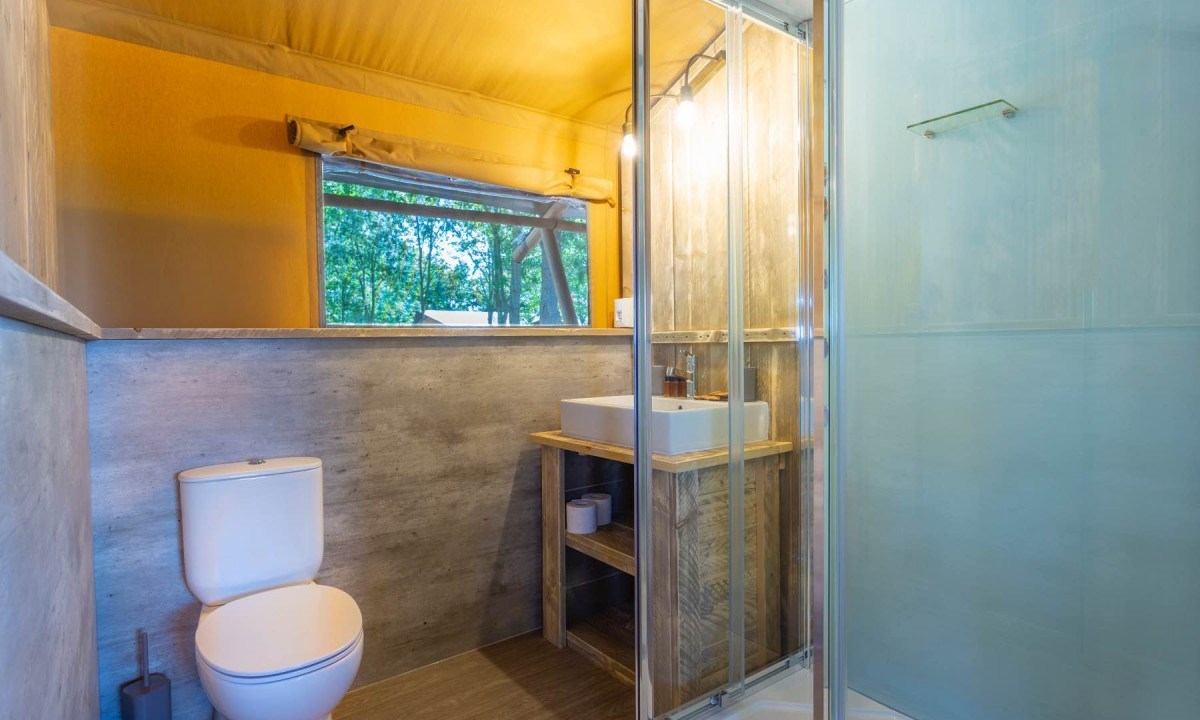 Safaritent met badkamer aan de Adriatische Kust