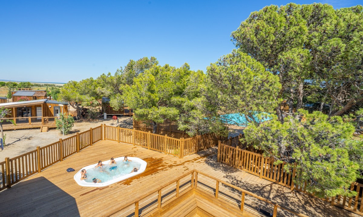 Lodgetent met airco en badkamer in de Languedoc-Roussillon