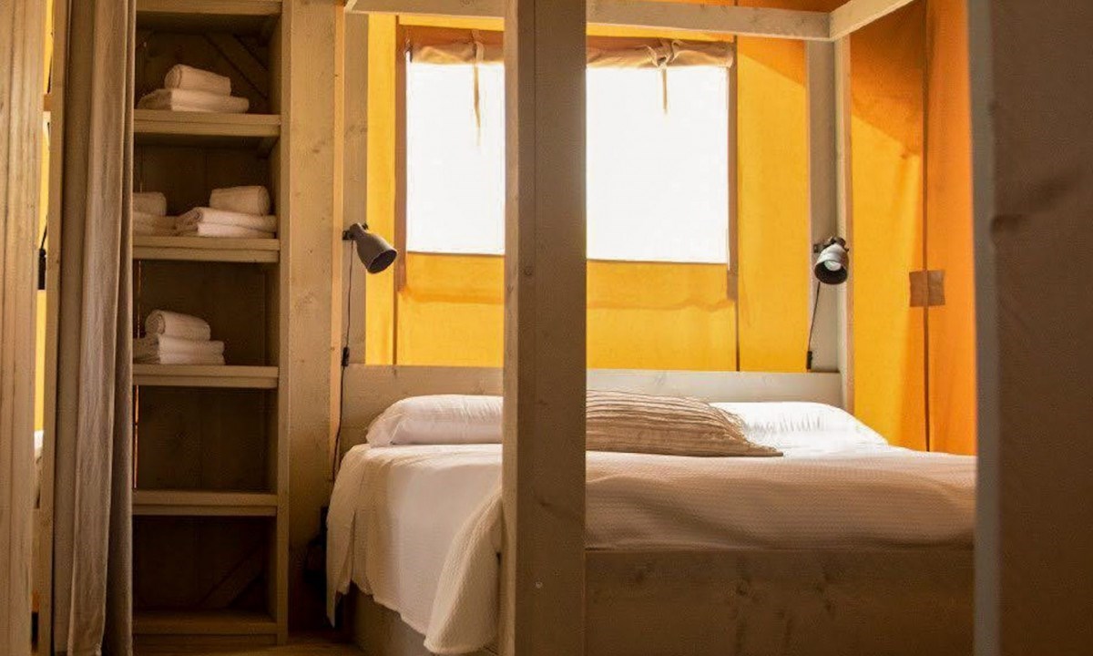 Safaritent met sanitair aan de Costa Brava