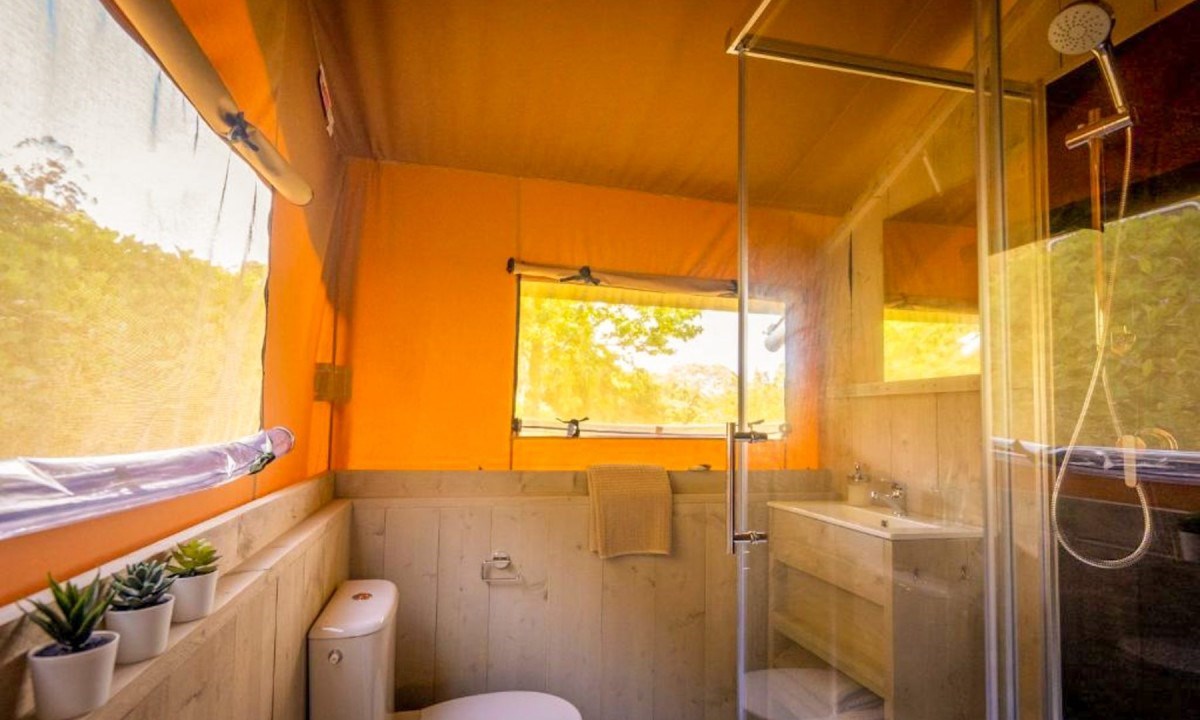 Safaritent met sanitair aan de Costa Brava