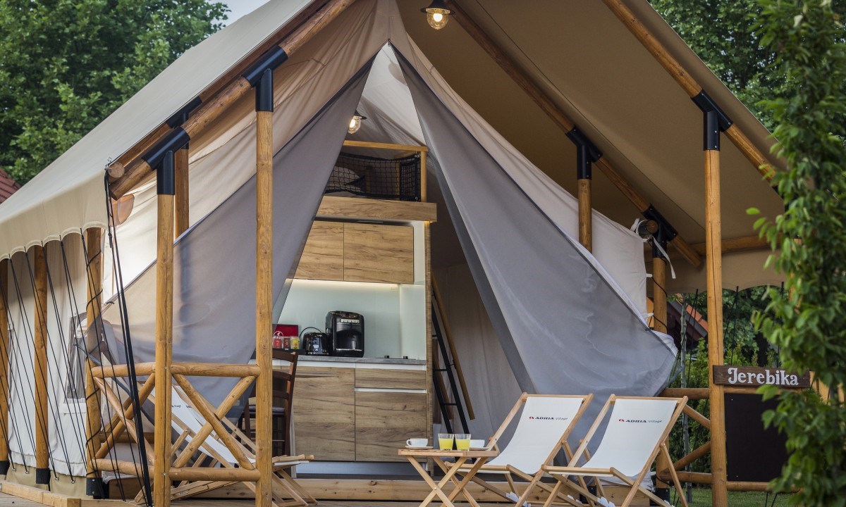 Glamping in een Safaritent met badkamer en jacuzzi