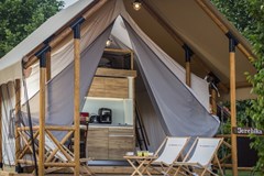 Glamping in een Safaritent met badkamer en jacuzzi Glamping in een Safaritent met badkamer en jacuzzi