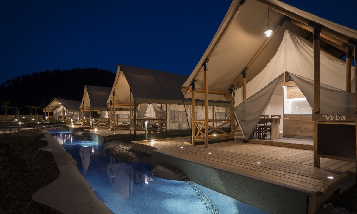 Glamping in een Safaritent met badkamer en jacuzzi