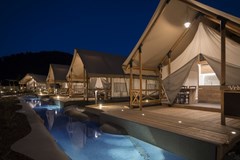 Glamping in een Safaritent met badkamer en jacuzzi Glamping in een Safaritent met badkamer en jacuzzi