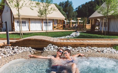 Glamping in een Safaritent met badkamer en jacuzzi Glamping in een Safaritent met badkamer en jacuzzi