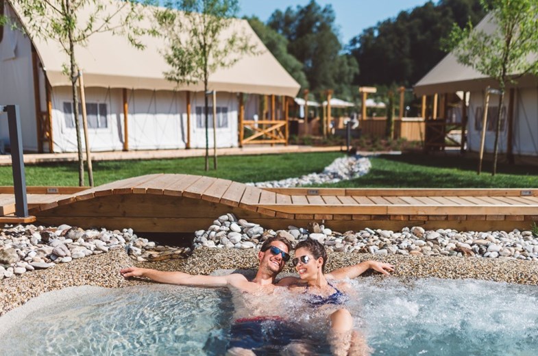 Glamping in een Safaritent met badkamer en jacuzzi Glamping in een Safaritent met badkamer en jacuzzi