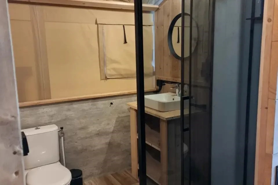 Safaritent met eigen sanitair in de Midi-Pyreneeën