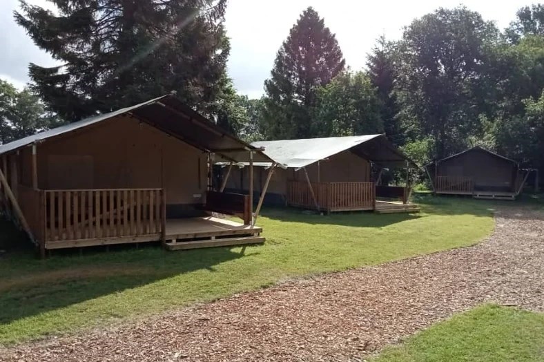 Safaritent met eigen sanitair in de Midi-Pyreneeën