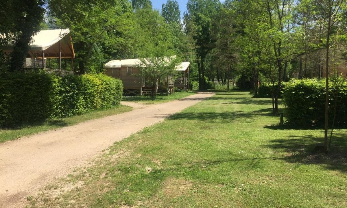 Glamping in een Cabane met badkamer in de Jura