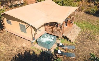 Glamping in een Luxe Safari Dreamlodge tent met jacuzzi Glamping in een Luxe Safari Dreamlodge tent met jacuzzi
