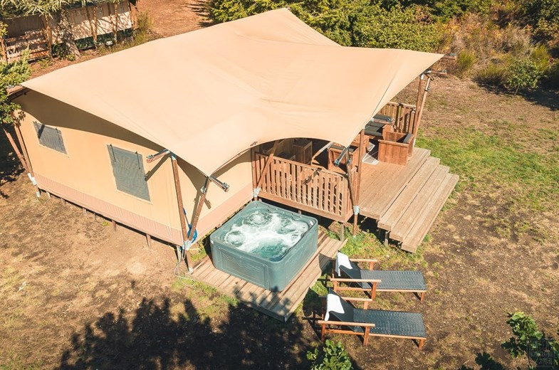 Glamping in een Luxe Safari Dreamlodge tent met jacuzzi Glamping in een Luxe Safari Dreamlodge tent met jacuzzi