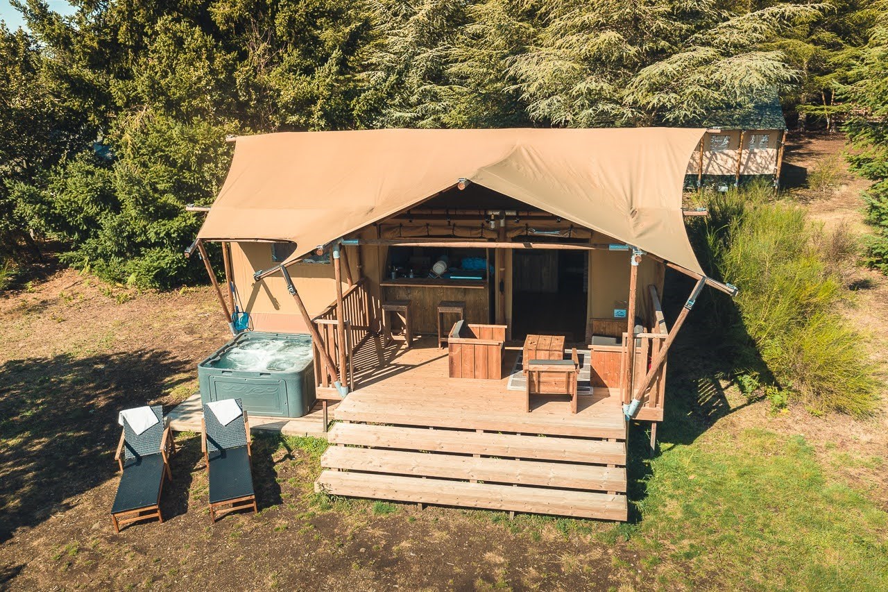 Glamping in een Luxe Safari Dreamlodge tent met jacuzzi