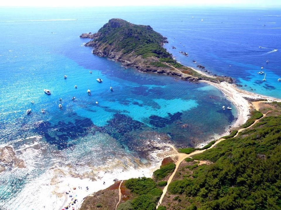 Safaritent voor zes personen met badkamer