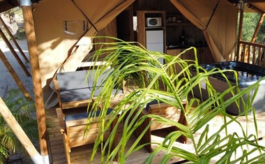 Safaritent voor zes personen met badkamer Safaritent voor zes personen met badkamer