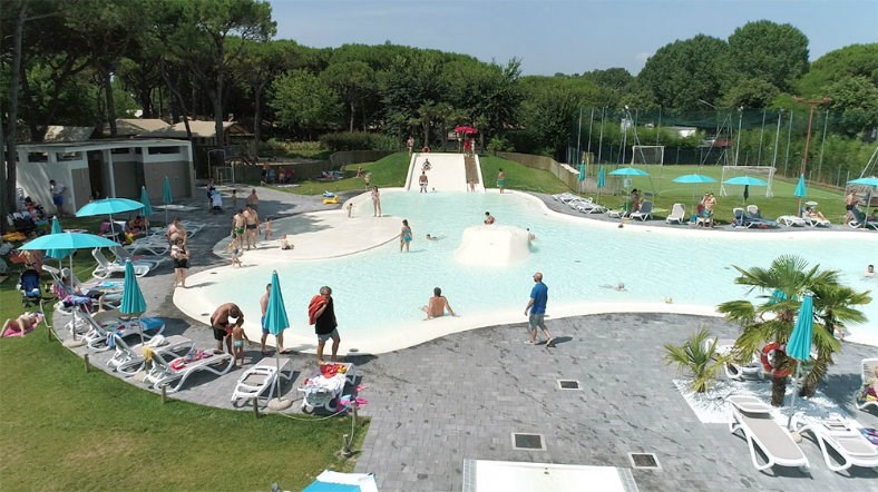 Safaritent met badkamer en airco aan de Adriatische Zee