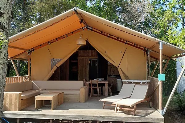 Safaritent met badkamer en airco in Toscane