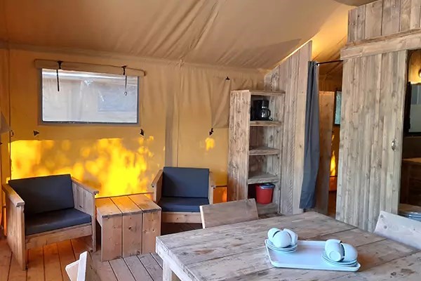 Safaritent met badkamer en airco in Toscane