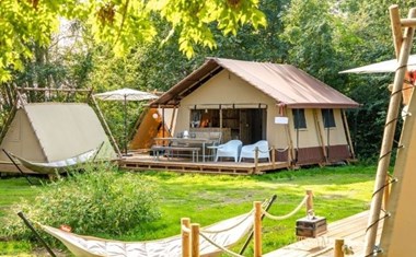 Safaritent met privé sanitair midden in het Friese merengebied Safaritent met privé sanitair midden in het Friese merengebied