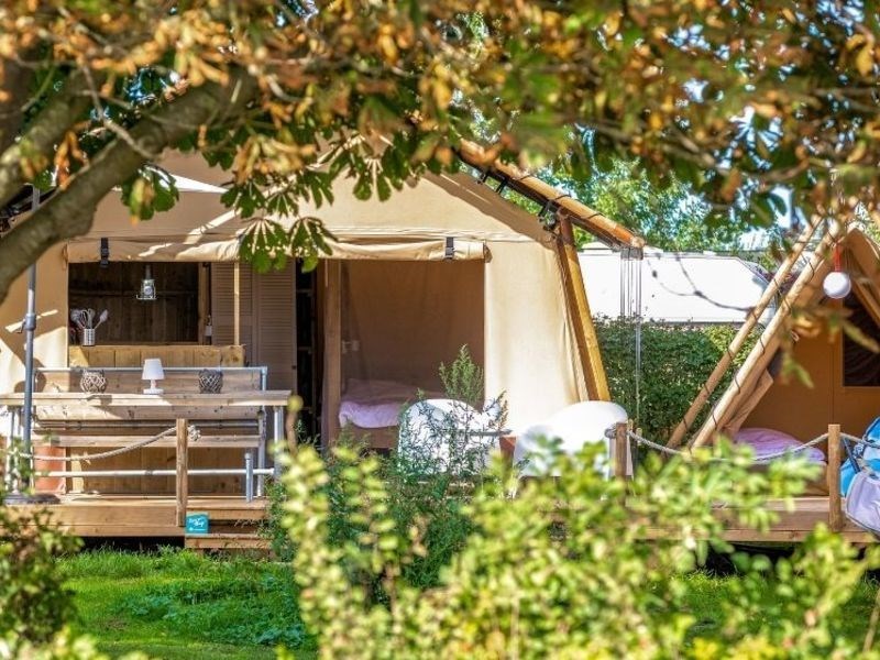 Safaritent met privé sanitair midden in het Friese merengebied