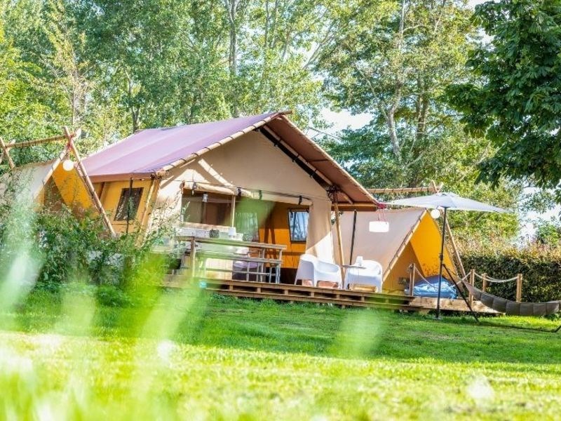 Safaritent met privé sanitair midden in het Friese merengebied