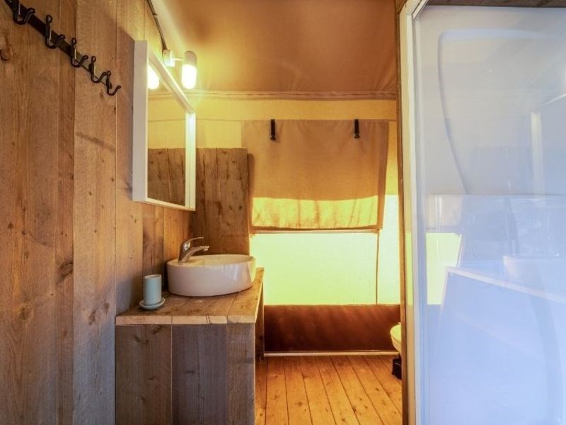 Safaritent met privé sanitair midden in het Friese merengebied