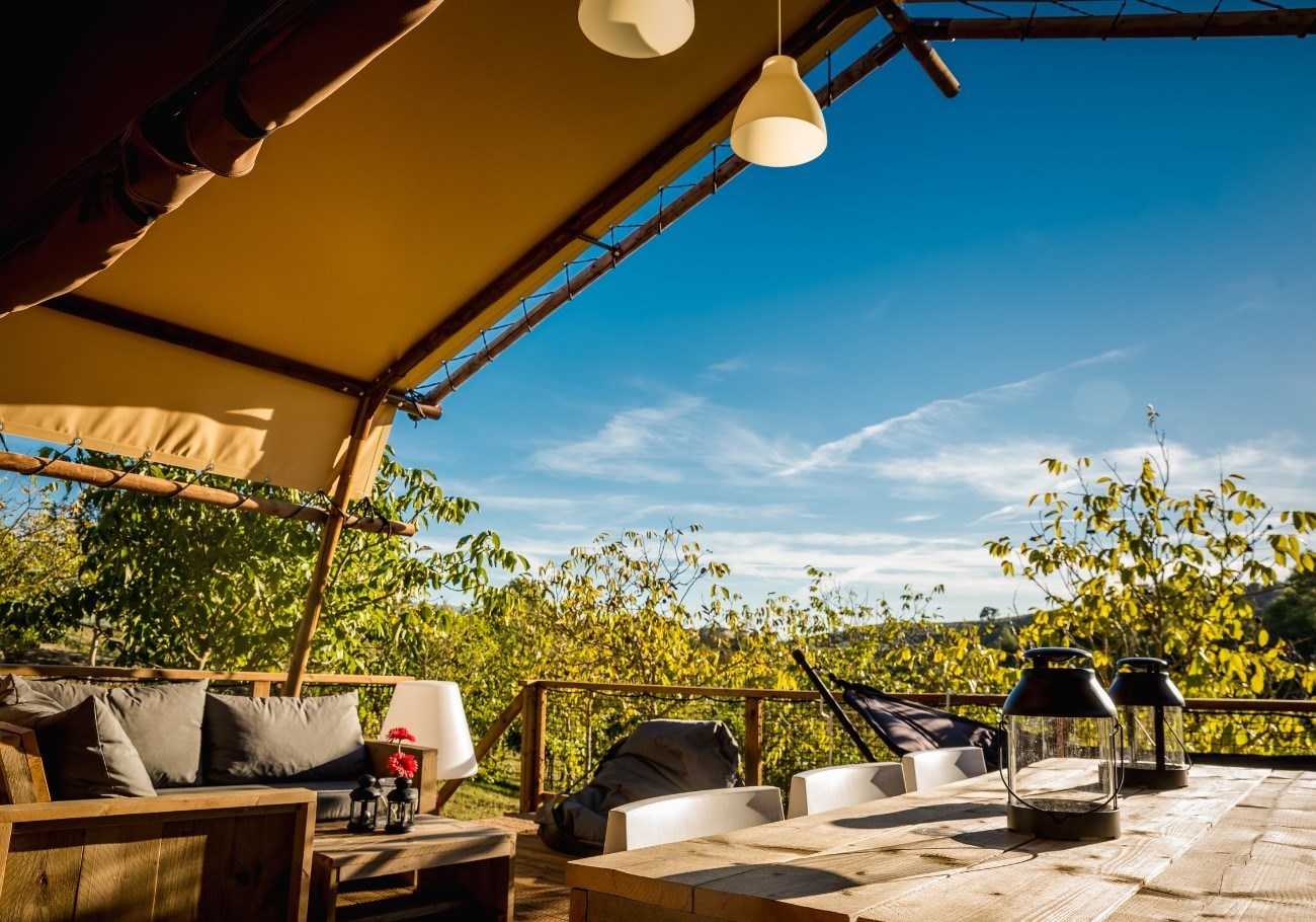 Safaritent met privé sanitair op een authentieke agriturismo in Umbrië