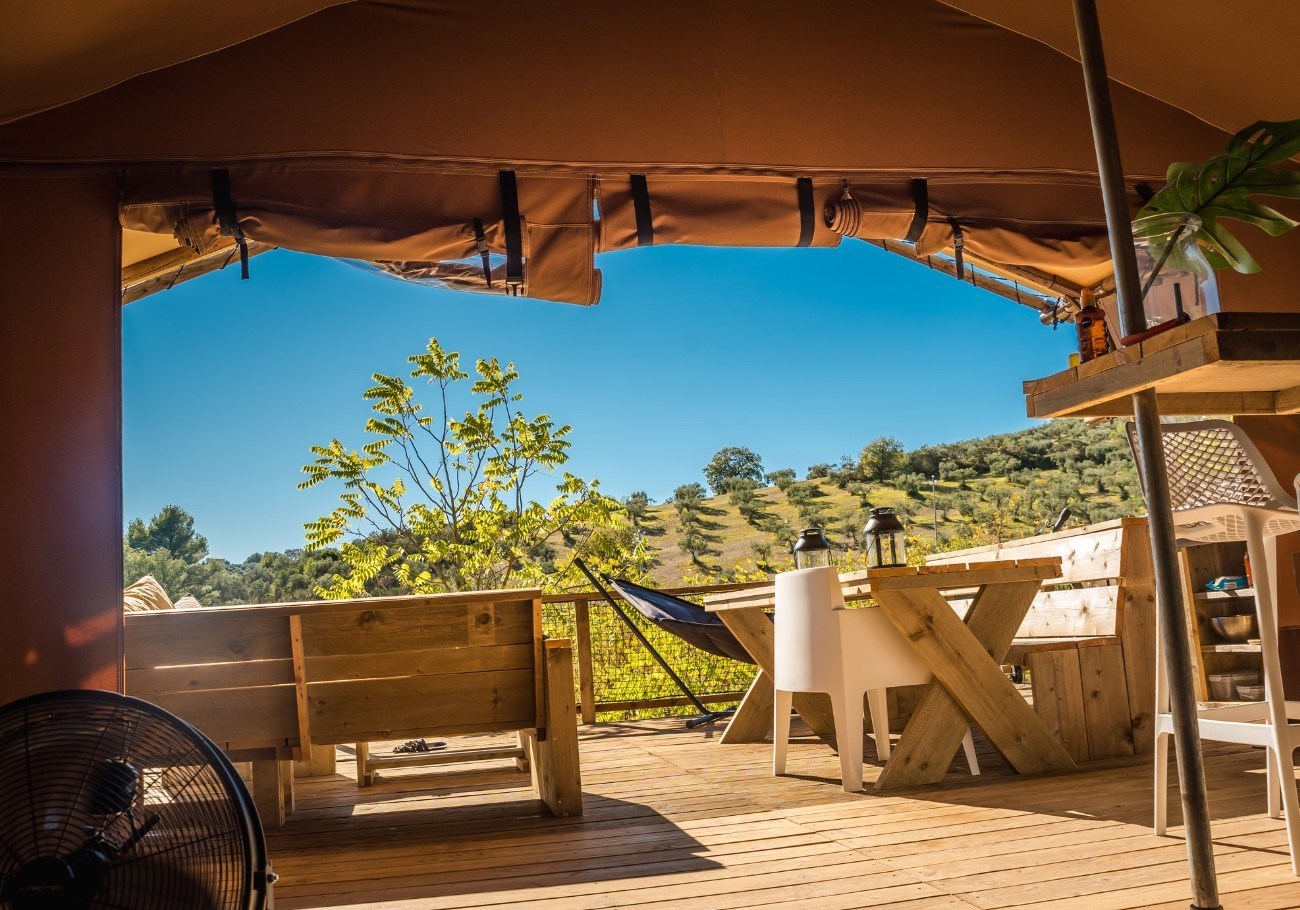 Safaritent met privé sanitair op een authentieke agriturismo in Umbrië