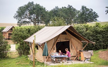Huttopia Safaritent met uitzicht op een van de mooiste dorpen van Frankrijk Huttopia Safaritent met uitzicht op een van de mooiste dorpen van Frankrijk