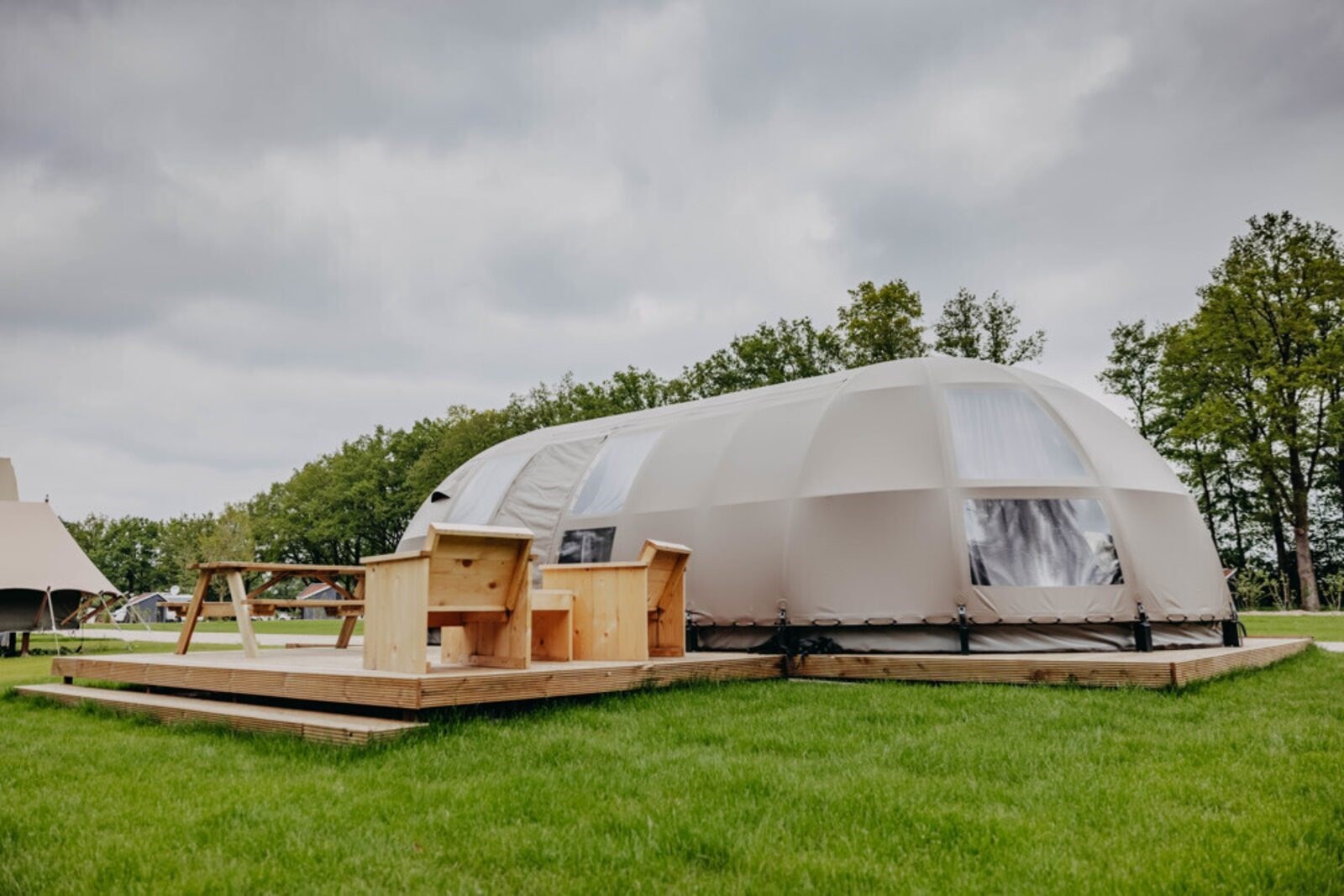 Panoramatent met zicht op het meertje