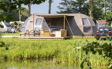 Panoramatent met zicht op het meertje Panoramatent met zicht op het meertje