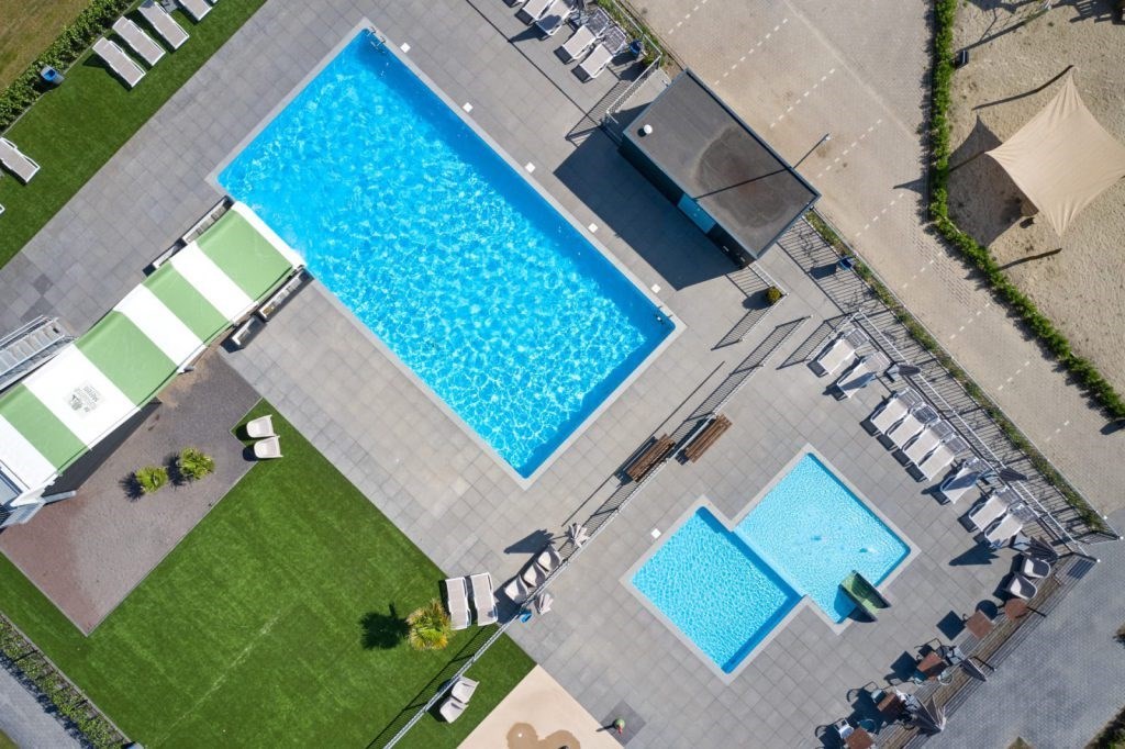 Panoramatent met zicht op het meertje