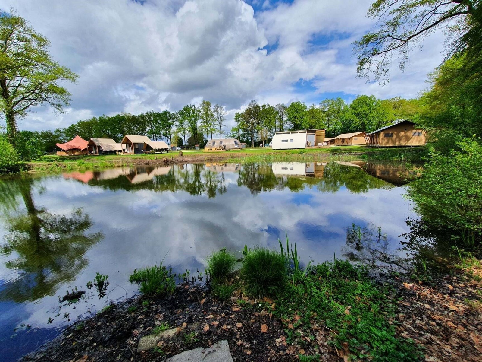 Panoramatent met zicht op het meertje