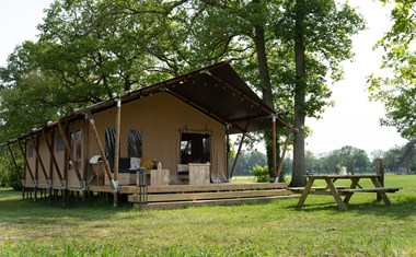 Glamping in een comfortabele en volledig ingerichte Woodlodge Glamping in een comfortabele en volledig ingerichte Woodlodge
