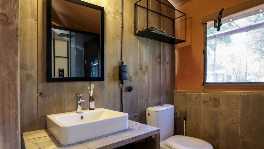 Glamping op de Veluwe in een Lodgetent met eigen sanitair