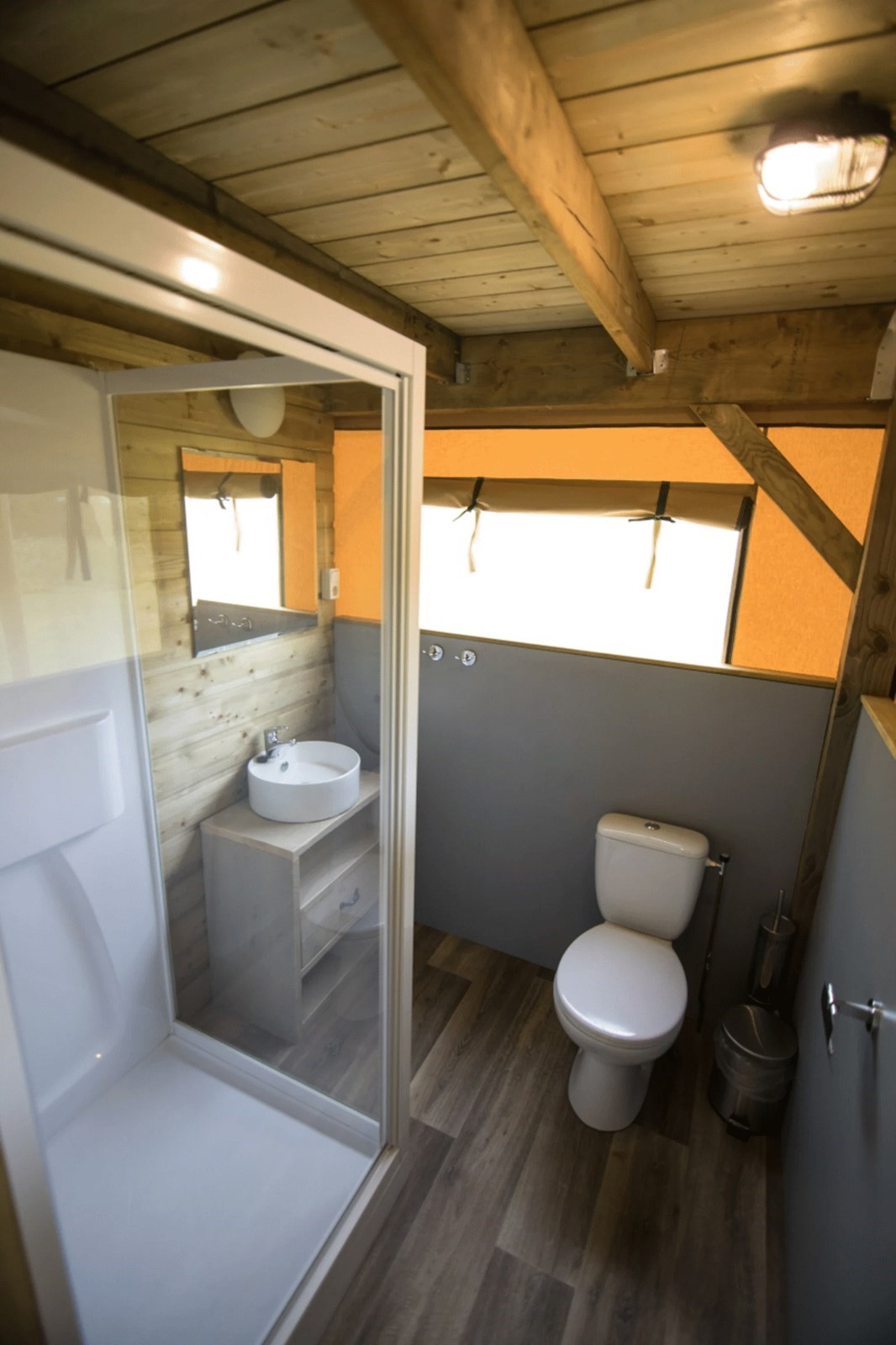 Glamping vakantie op de Veluwe in een stoere en luxe Glampingtent met extra verdieping