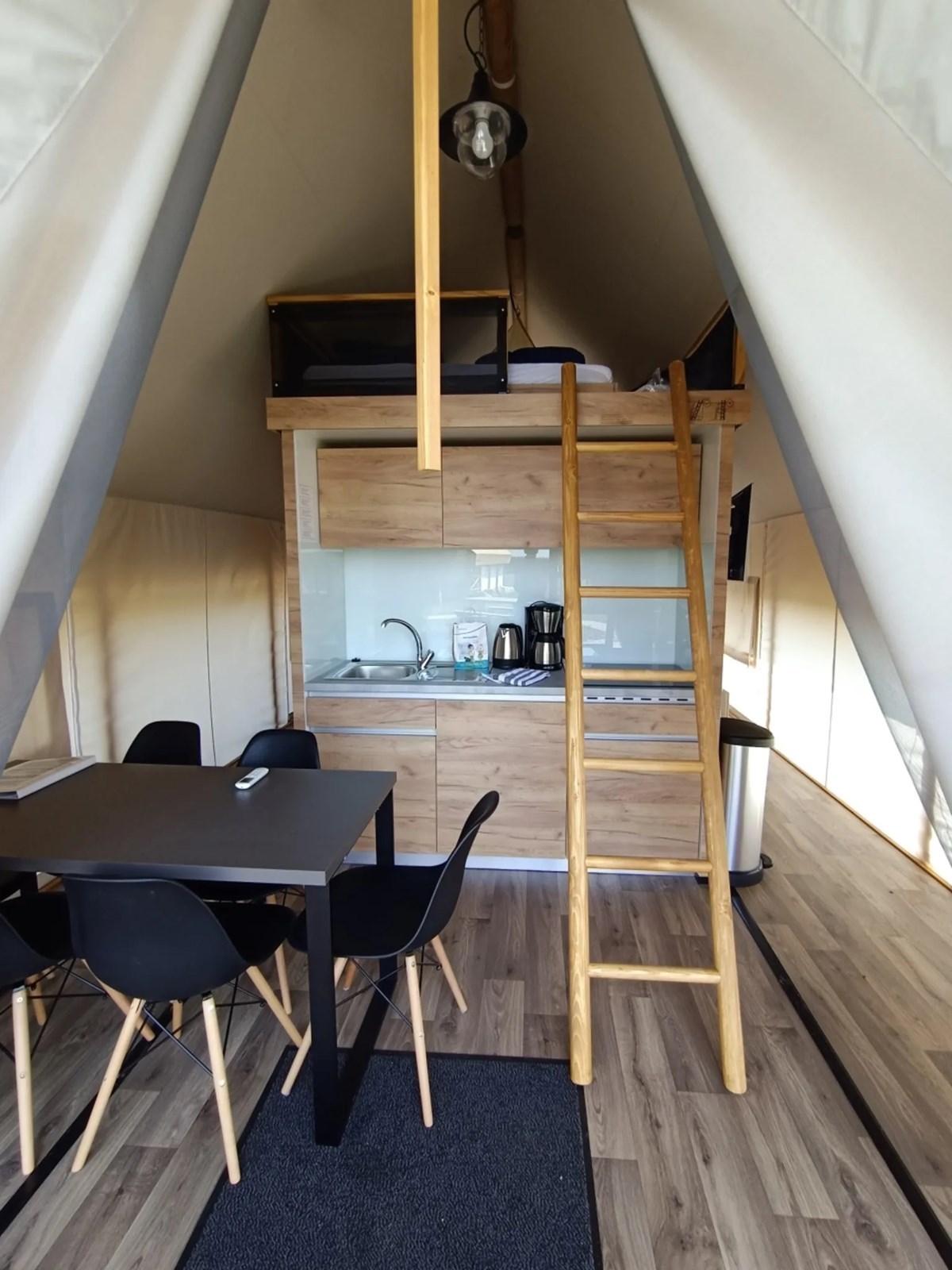 Glampingtent met sanitair in het Limburgse heuvellandschap