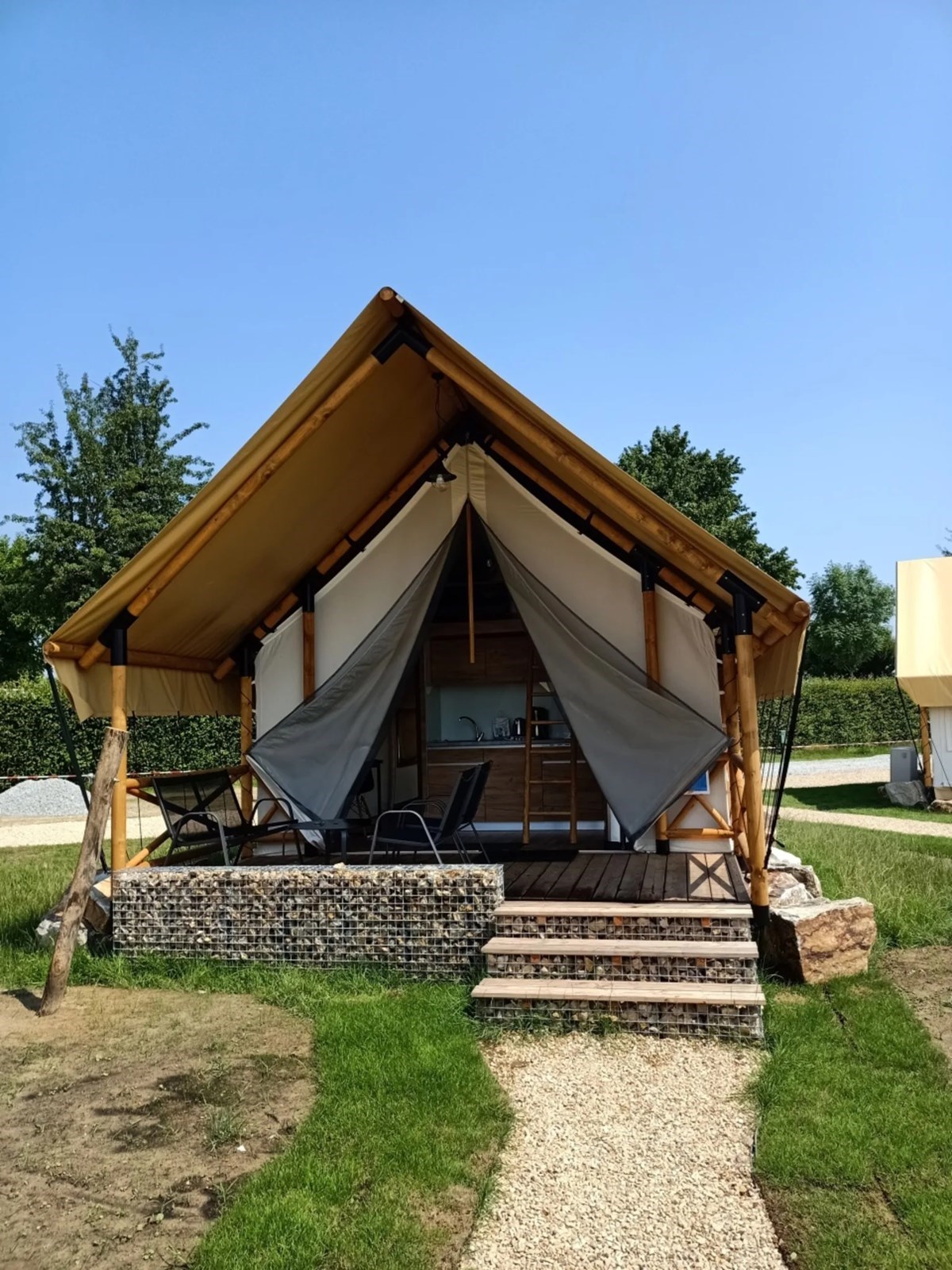 Glampingtent met sanitair in het Limburgse heuvellandschap