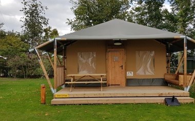 Safaritent met eigen badkamer en toilet aan het Veluwemeer Safaritent met eigen badkamer en toilet aan het Veluwemeer