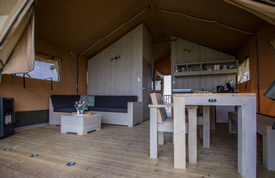 Safaritent met eigen badkamer en toilet aan het Veluwemeer