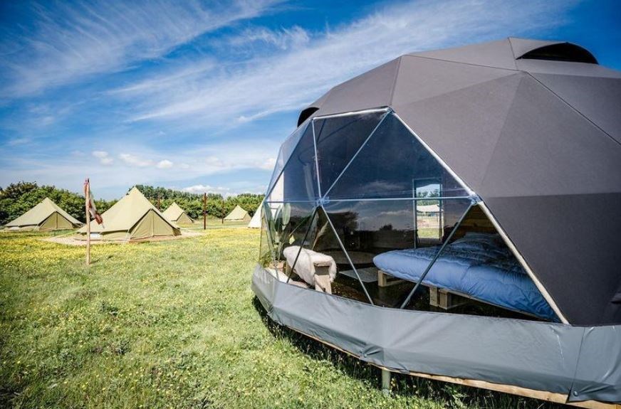 Luxe Dome tent op een eiland
