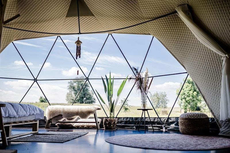 Luxe Dome tent op een eiland
