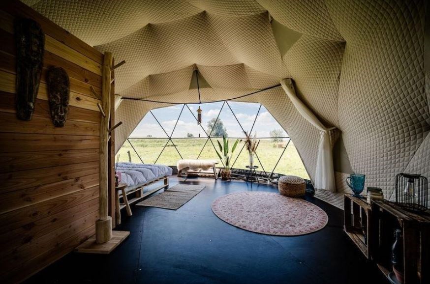 Luxe Dome tent op een eiland