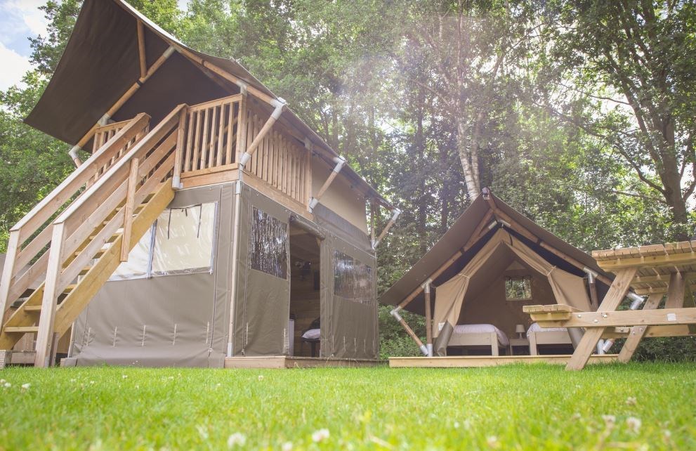 Safaritent op poten met privé sanitair