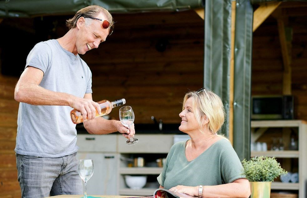 Safaritent op poten met privé sanitair