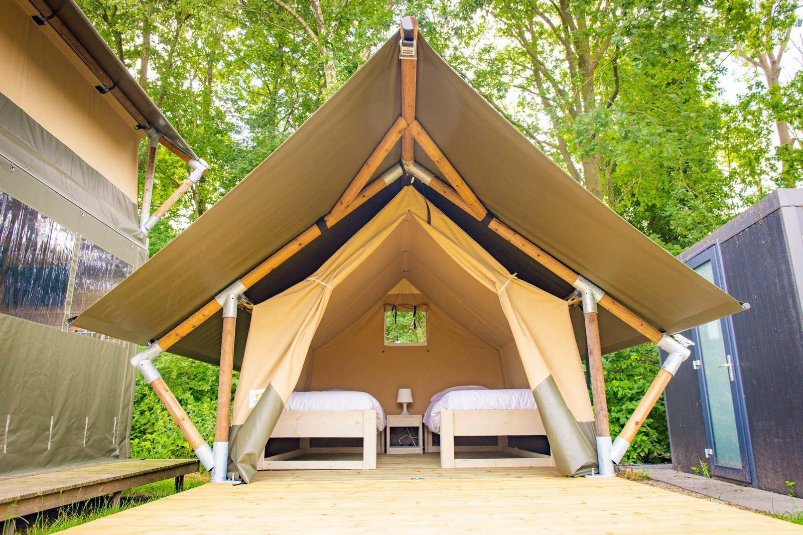 Safaritent op poten met privé sanitair