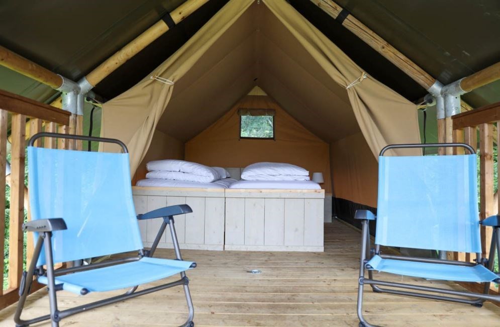 Safaritent op poten met privé sanitair